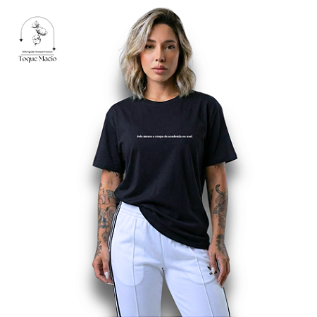 T-SHIRT PELO MENOS A ROUPA DE ACADEMIA EU USEI - PRETO