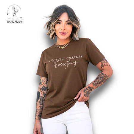 T-SHIRT KINDNESS CHANGES - MARROM