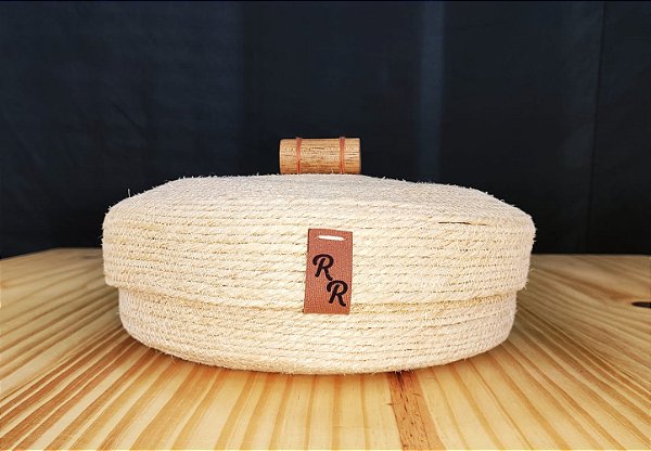 Cesta com Tampa em Corda Fina de Sisal e Puxador de Madeira