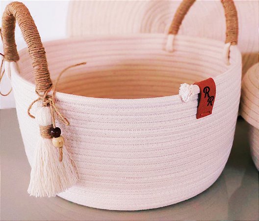Cesto em Corda Rígida 8 mm com Alça e Detalhes de Tassel e Pedrarias