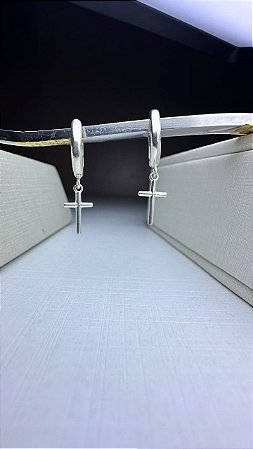 BRINCO ARGOLA COM CRUZ EM PRATA 925