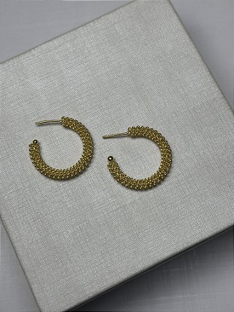 Brinco argola com textura