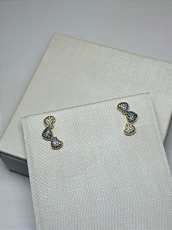 BRINCO 3 CORAÇOES CRAVEJADO BANHADO A OURO 18K