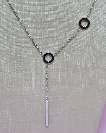 Colar Gravatinha em Aço Prateado 80 Cm + 4 cm de Extensão com Círculos Vazados e com Haste Horizontal Pendurado