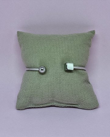 Bracelete de Aço Prateado Aberto - Um Lado um Quadrado e de Outro Lado Uma Bolinha - 18cm