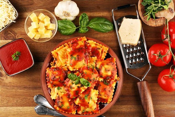 RAVIÓLI  COM RECHEIO DE GORGONZOLA E MOLHO POMODORO E PARMESÃO