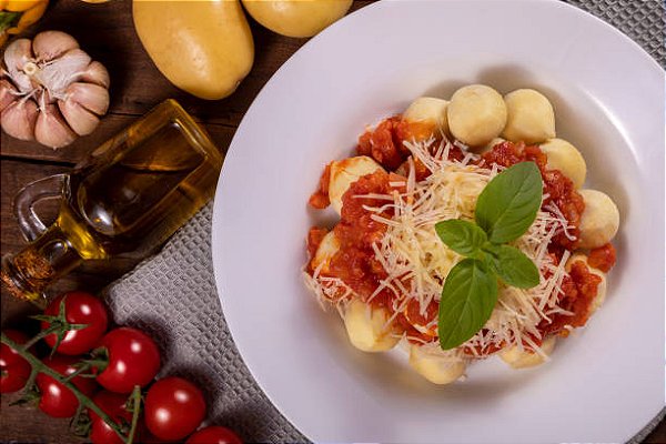 Nhoque com recheio de presunto e queijo muçarela ao molho pomodoro