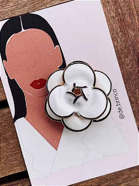 Broche Inspiração Chanel Branco