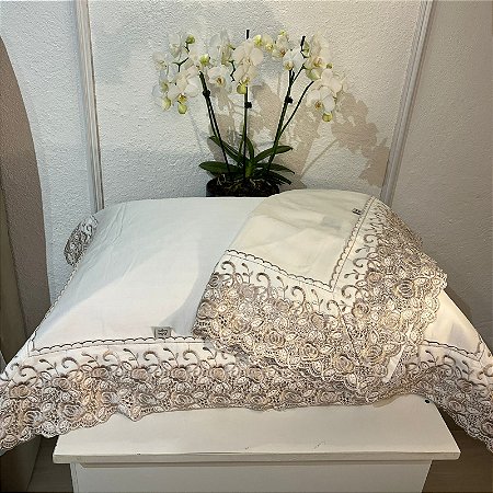 Capa de Travesseiro Percal 300 Fios – Abas Bordadas Champagne