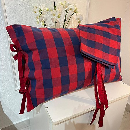 Capa de Travesseiro Xadrez Marinho/Vermelho – Laços