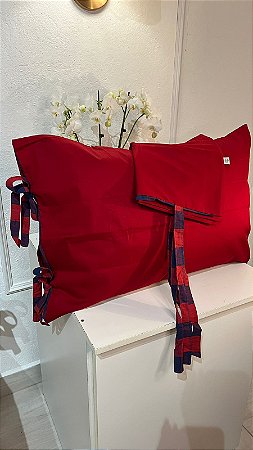 Capa de Travesseiro Vermelho Liso – Laços Xadrez