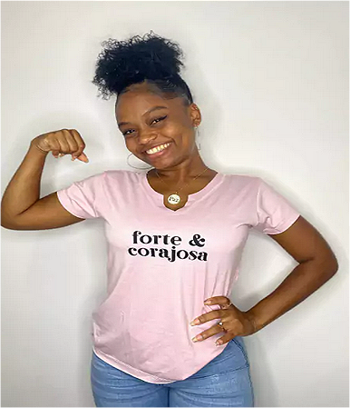 DUPLICADO - T-SHIRT GOLA V PREMIUM - FORTE E CORAJOSA ROSA BEBÊ