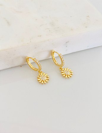 Argola com pingente de girassol em banho de ouro 18k