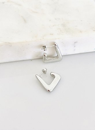 Argola lisa triangular em semijoia banhado a rôdio branco
