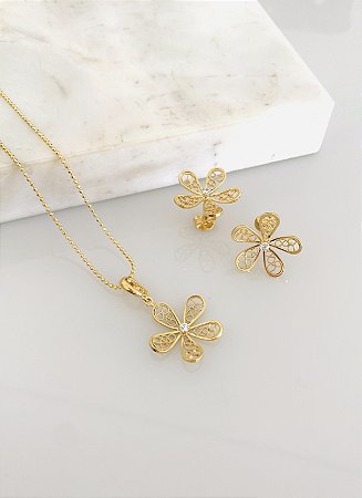 Conjunto flor vazado em semijoia banhado