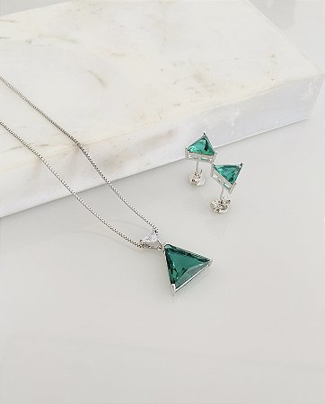 Conjunto triangular esmeralda em semijoia banhado a rôdio branco