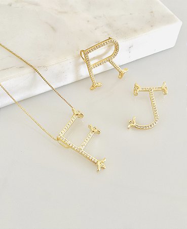 Colar letra cravejada com zircônia em semijoia banhado a ouro