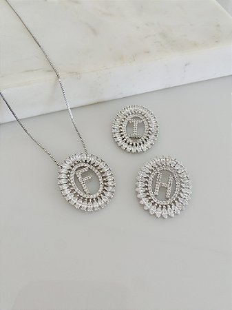 Colar letra oval em semijoia banhado a rôdio