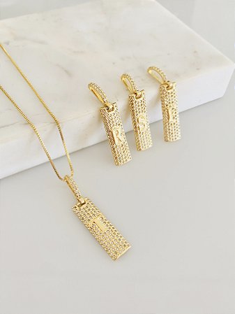 Colar letra cravejada em semijoia banhado a ouro