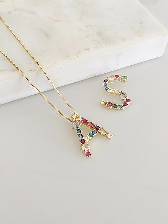 Colar letra colorida em semijoia banhado a ouro