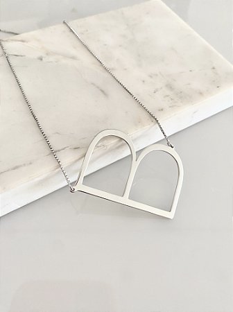 Colar letra B em rôdio branco