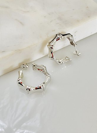 Argola detalhada em rôdio branco