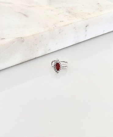 Piercing vermelho em rôdio