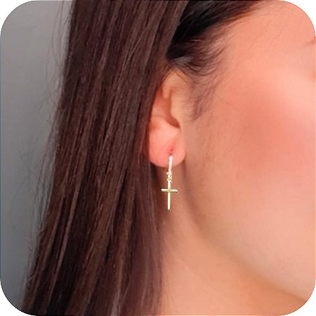 Brinco Argolinha de Click com Pingente de Cruz Lisa - Banhado a Ouro 18k
