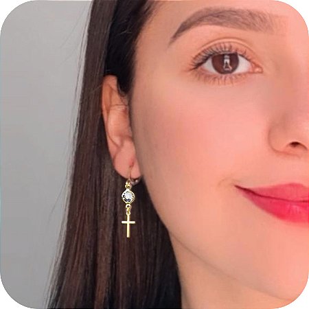 Brinco Argolinha de Click com Pingente de Pedra Cristal e Cruz - Banhado a Ouro 18k