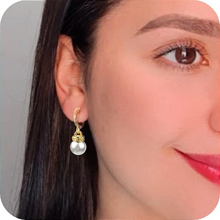 Brinco Argolinha de Click com Pingente de Pérola e Detalhes e Zircônias - Banhado a Ouro 18k