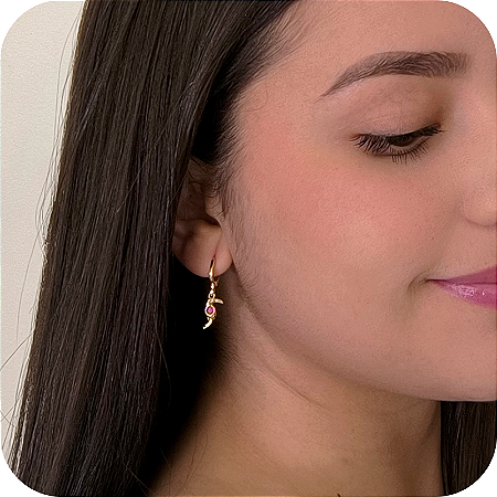 Brinco Argolinha de Click com Pingente de Tucano e Pedra Fúcsia - Banhado a Ouro 18k