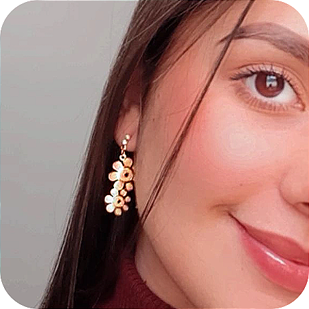 Brinco Delicado com 2 Pedras de Zircônia e 2 Flores com Relevo - Banhado a Ouro 18k