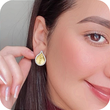 Brinco de Concha com Acabamento em Zircônias - Banhado a Ouro 18k