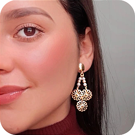 Brinco M com 3 Flores e Pérolas - Banhado a Ouro 18k