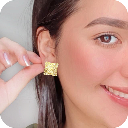 Brinco Quadrado com Relevo - Banhado a Ouro 18k