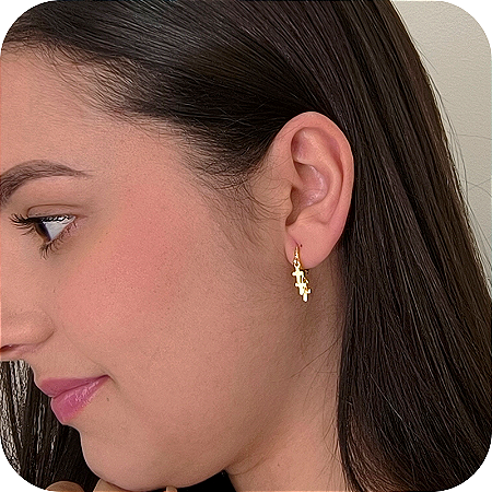 Brinco Argolinha de Click com 3 Pingentes de Mini Cruz - Banhado a Ouro 18k