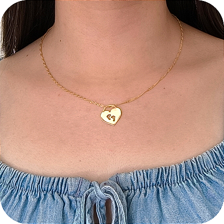 Corrente com Pingente de Coração com Pezinhos de Bebê Vazados - Banhada a Ouro 18k
