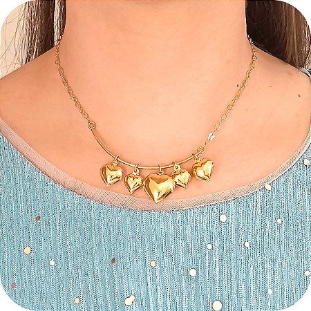 Corrente Elo de Coraçõezinhos com Pingentes de 5 Corações Boleados - Banhada a Ouro 18k