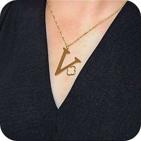 Colar de Letra V com Trevo - Design Próprio - Banhado a Ouro 18k
