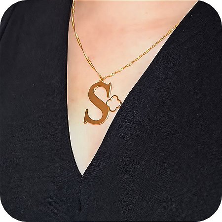 Colar de Letra S com Trevo - Design Próprio - Banhado a Ouro 18k