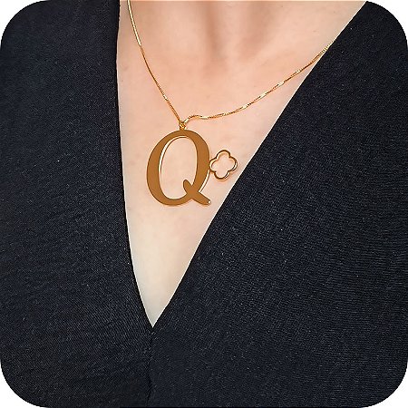Colar de Letra Q com Trevo - Design Próprio - Banhado a Ouro 18k