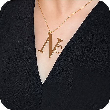 Colar de Letra N com Trevo - Design Próprio - Banhado a Ouro 18k