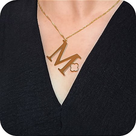 Colar de Letra M com Trevo - Design Próprio - Banhado a Ouro 18k