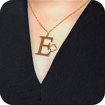 Colar de Letra E  com Trevo - Design Próprio - Banhado a Ouro 18k