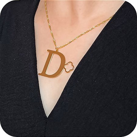 Colar de Letra D com Trevo - Design Próprio - Banhado a Ouro 18k