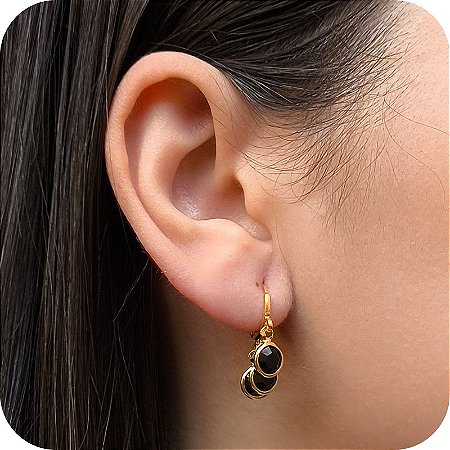 Brinco Argolinha de Click com 3 Pedras Pretas - Banhado a Ouro 18k