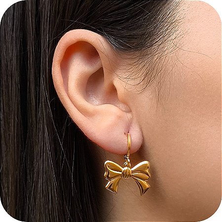 Brinco Argolinha de Click com Pingente de Laço - Banhado a Ouro 18k