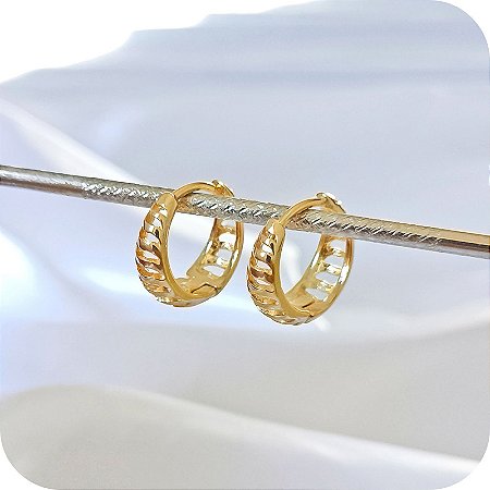 Argolinha de Click Vazada Detalhada - Banhada a Ouro 18k