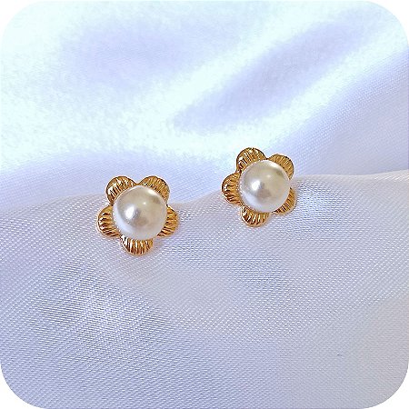 Brinco de Florzinha com Pérola - Banhado a Ouro 18k