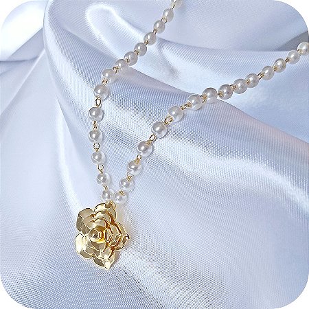 Corrente com Pérolas e Pingente de Flor 45cm - Banhado a Ouro 18k